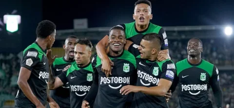 Nacional fue efectivo y complicó a Santa Fe en El Campín. / Foto: Vizzorimage.