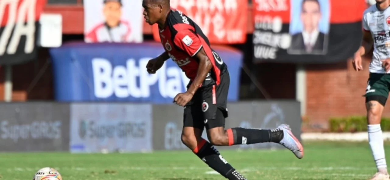 Cúcuta quiere quedarse con los 3 puntos ante Patriotas. / Foto: Vizzorimage.