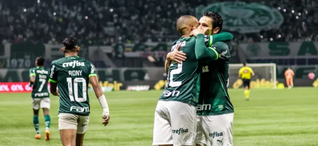 Mayke y Raphael Veiga, jugadores de Palmeiras - Foto: AFP