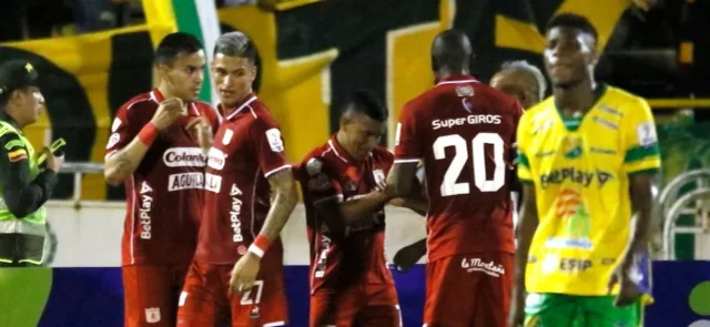 Duelo entre Atlético Huila y América de Cali | Foto: VizzorImage / Sergio Reyes