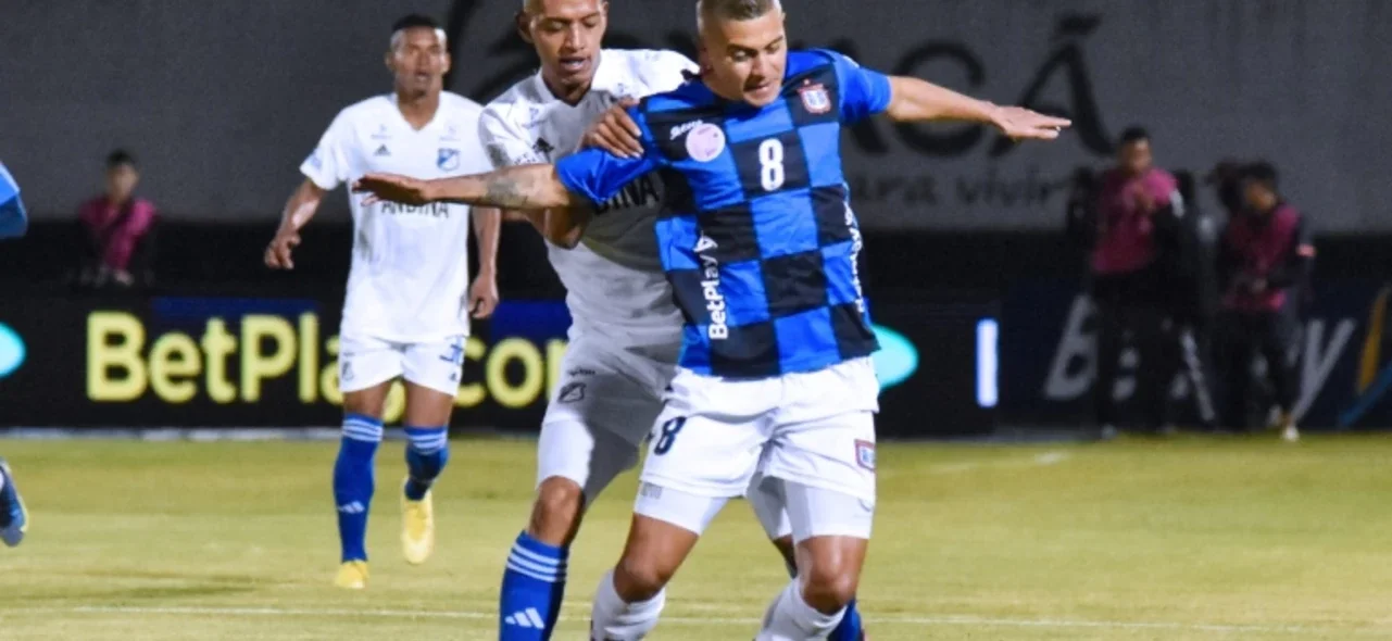 Nicolás Arévalo (izquierda) disputa un balón con Sebastián Támara - VizzorImage / Edward Leguizamon