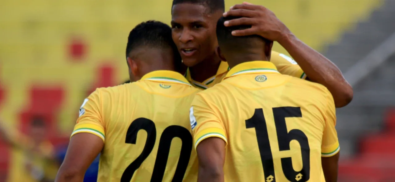 Aldair Álzate (izquierda), Francisco Rodríguez y Jáder Maza celebran el triunfo - VizzorImage / Jaime Moreno