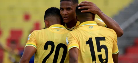 Aldair Álzate (izquierda), Francisco Rodríguez y Jáder Maza celebran el triunfo - VizzorImage / Jaime Moreno