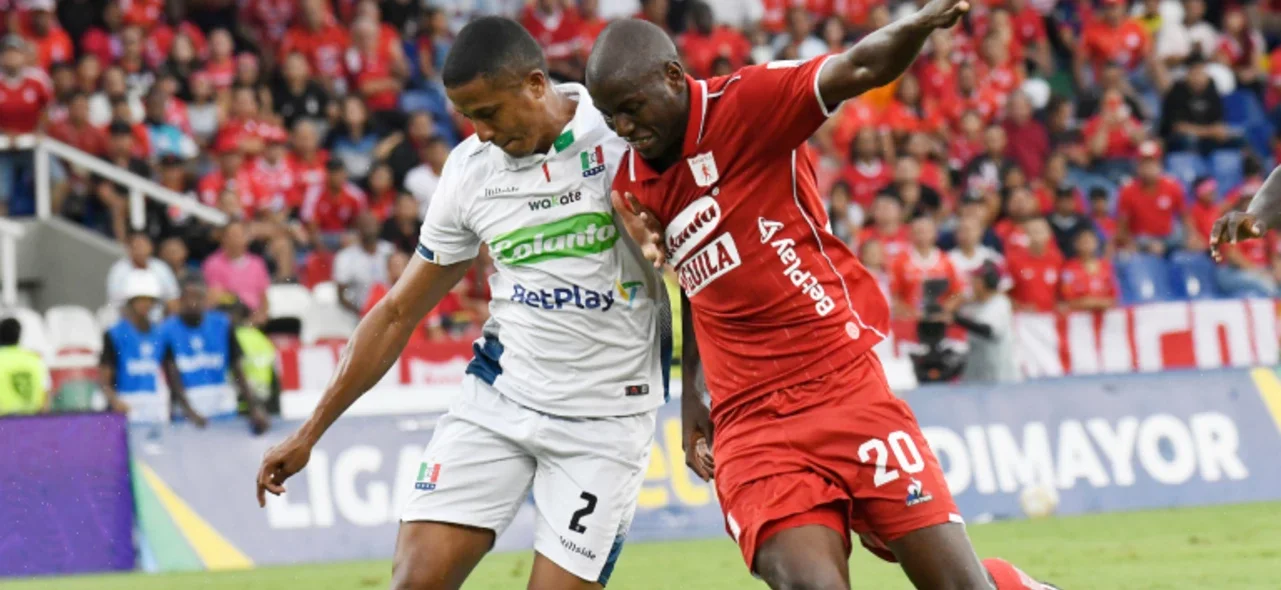 Jorge Cardona (blanco) contrarresta un ataque de Adrián Ramos - VizzorImage / Nelson Rios