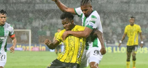 Edwin Torres defiende un balón de Dannovis Banguero - VizzorImage / Luis Benavides