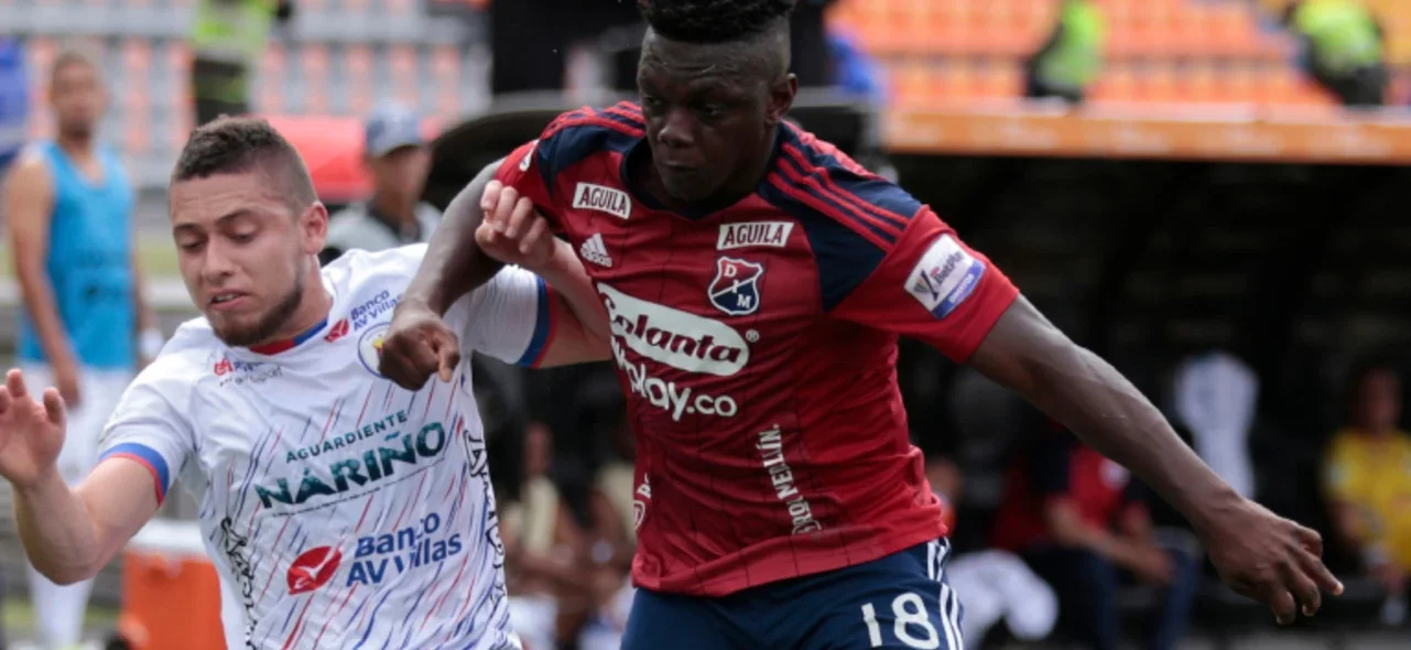 Juan Garavito (blanco) disputa un balón contra Edwuin Cetré - VizzorImage / Donaldo Zuluaga