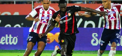 Homer Martínez e Iván Scarpeta (Junior) atacan a Yilmar Velásquez - VizzorImage / Jesús Rico