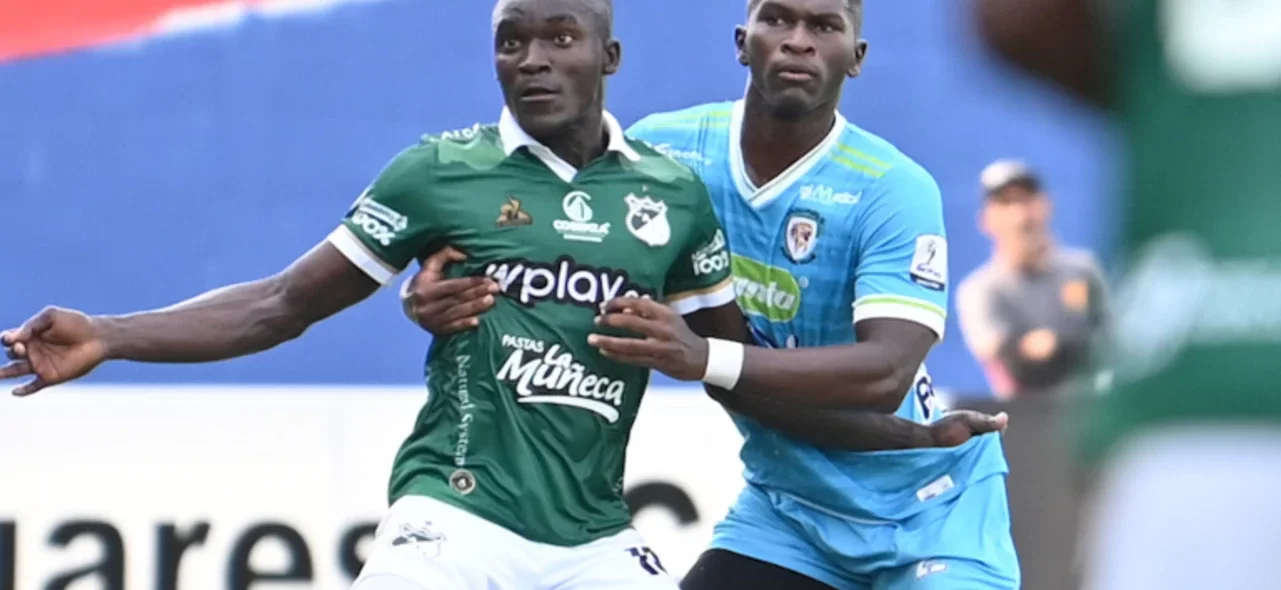 Kevin Viveros recibe la marca de Kleimar Mosquera (derecha) - VizzorImage / Andrés Felipe Lopez