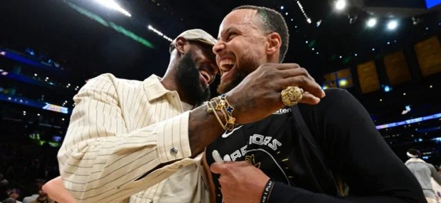 Stephen Curry (derecha) conversa con LeBron James - AFP