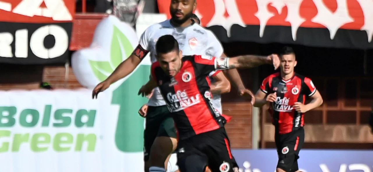 Jhonathan Agudelo protege un balón de Luis Payares - VizzorImage / Juan Pablo Bayona