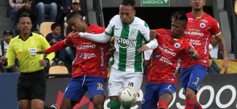 Christian Mafla, Jarlan Barrera y Adrián Estacio disputan un balón dividido - VizzorImage / Leonardo Castro
