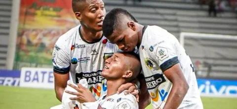 Néider Ospina celebra su cuarto gol del semestre - Twitter: @ClubLlanerosFC