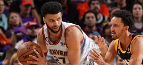 Jamal Murray defiende la bola frente a Landry Shamet - AFP