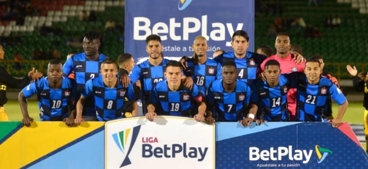 Boyacá Chicó busca el empate antes de finalizar el primer tiempo ante Millonarios. / Foto: Vizzorimage.