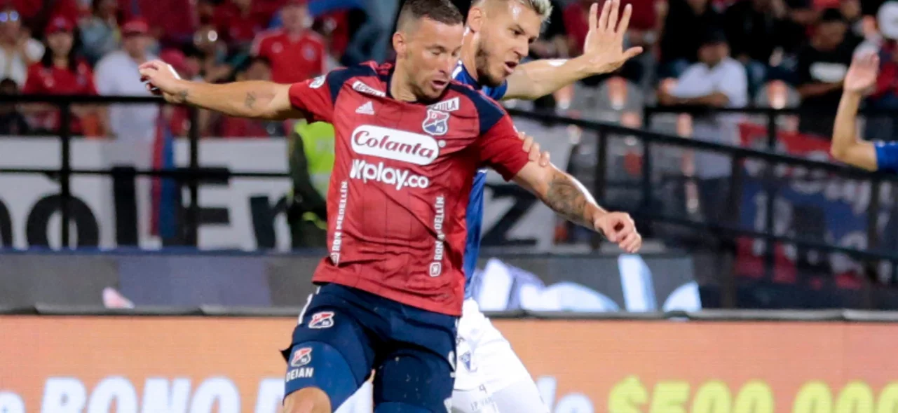 Luciano Pons (izquierda) pelea por la posición con Juan Pablo Vargas - VizzorImage / Donaldo Zuluaga