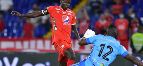 Adrián Ramos ataca el pórtico de Giovanni Banguera - VizzorImage / Nelson Rios