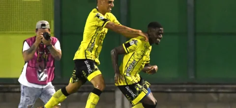 Andrés Rodríguez celebra el gol con Luis Ángulo - VizzorImage / José David Martínez