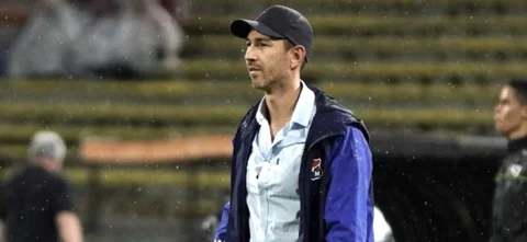 Sebastián Botero en el campo técnico de Independiente Medellín - VizzorImage / Juan Augusto Cardona