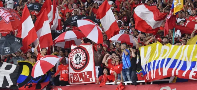 Esta es la cifra que hay por el regreso de los trapos de hinchas de América. / Foto: Vizzorimage.