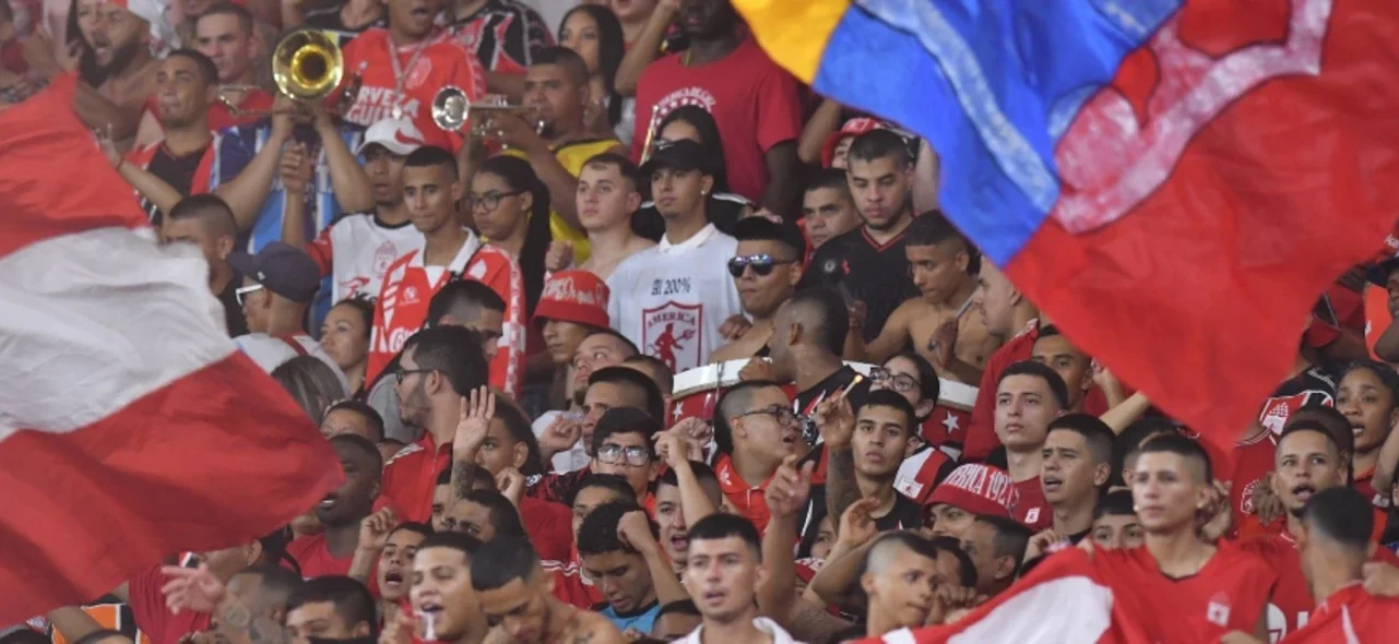 Hinchada de América de Cali. Foto: VizzorImage / Nelson Rios