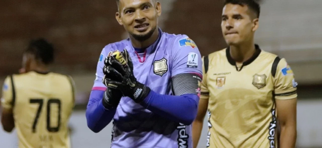 Así fue la atajada de José Contreras con Águilas Doradas. / Foto: Vizzorimage. Así fue la atajada de José Contreras con Águilas Doradas. / Foto: Vizzorimage.