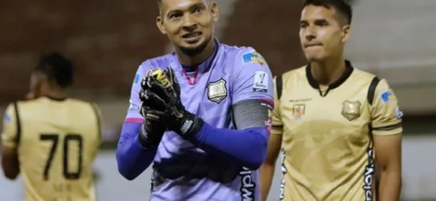 Así fue la atajada de José Contreras con Águilas Doradas. / Foto: Vizzorimage.