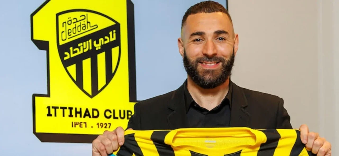 Karim Benzema con la camiseta de su neuvo club - Foto: @Ittihad