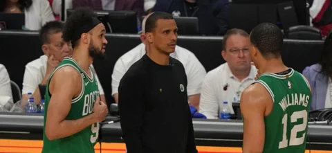 Joe Mazulla seguirá como entrenador de los Celtics - AFP