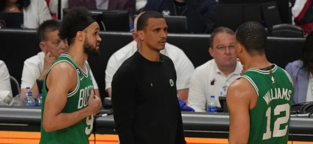 Joe Mazulla seguirá como entrenador de los Celtics - AFP