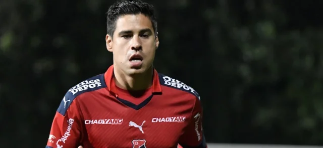 Mao Molina sorprendió a todos con su opinión sobre el consumo de cannabis y alcohol en el fútbol. / Foto: Vizzorimage.