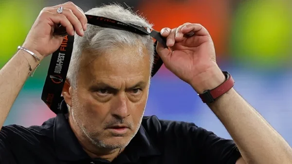 Mourinho, investigado por UEFA tras insultos a árbitros