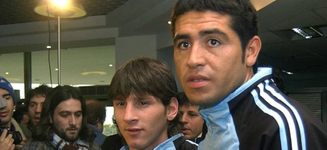 Mira lo que pasa en el equipo de Riquelme y Messi. / Foto: AFP.
