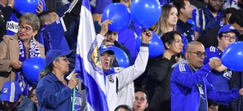 Así fue la salida de Millonarios a la cancha para medirse contra América. / Foto: Vizzorimage.
