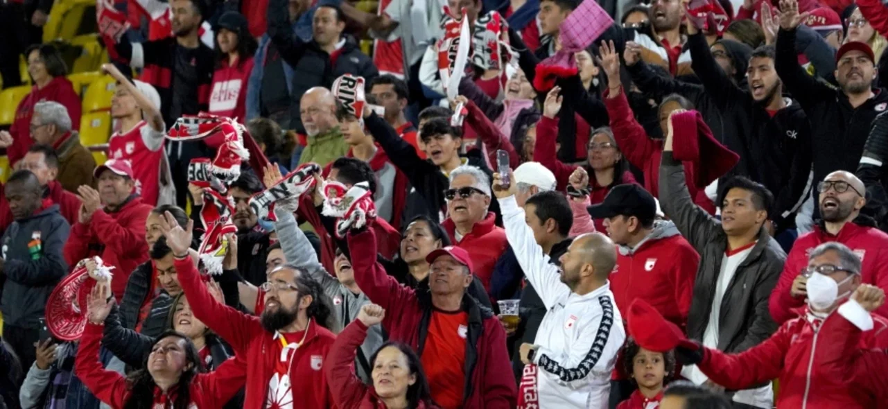 Hinchada de Santa Fe en El Campín -Foto: VizzorImage/ / Andres Rot