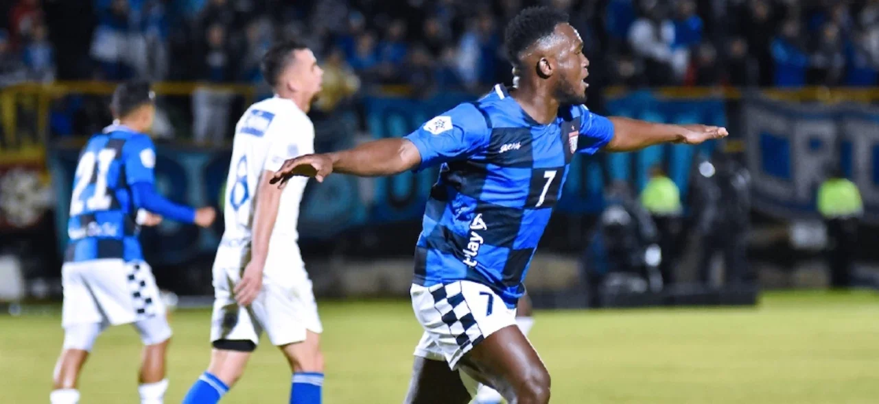 Cruz fue uno de los autores de los goles de la victoria de Boyacá ante Millonarios. / Foto: Vizzorimage.