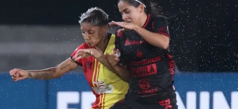 Alejandra Villegas disputa un balón con Mariana Muñóz - VizzorImage/ Pablo Bohorquez