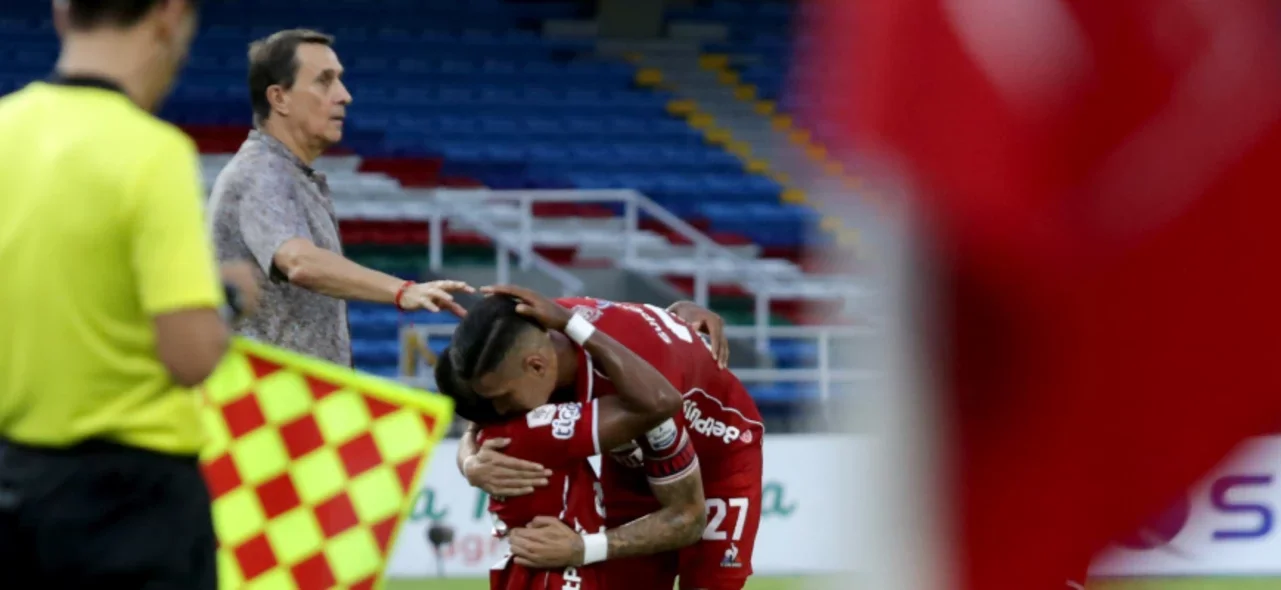 Juan Portilla celebra con Luis Mosquera, su primer gol como profesional - VizzorImage / Samir Rojas