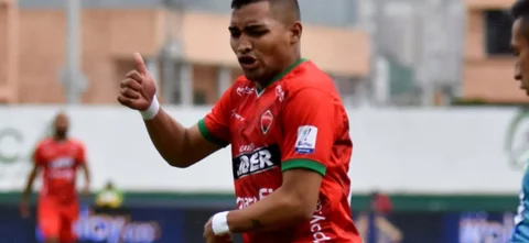 Carlos de las Salas luchó para evitar el gol de Valledupar - VizzorImage / Edward Leguizamon