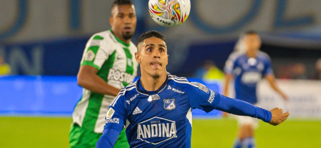 Daniel Cataño intenta controlar un balón, y en el fondo, Danovis Banguero - VizzorImage / Diego Cuevas