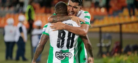 Jefferson Duque abraza a Dorlan Pabón, autor del gol - VizzorImage / Donaldo Zuluaga