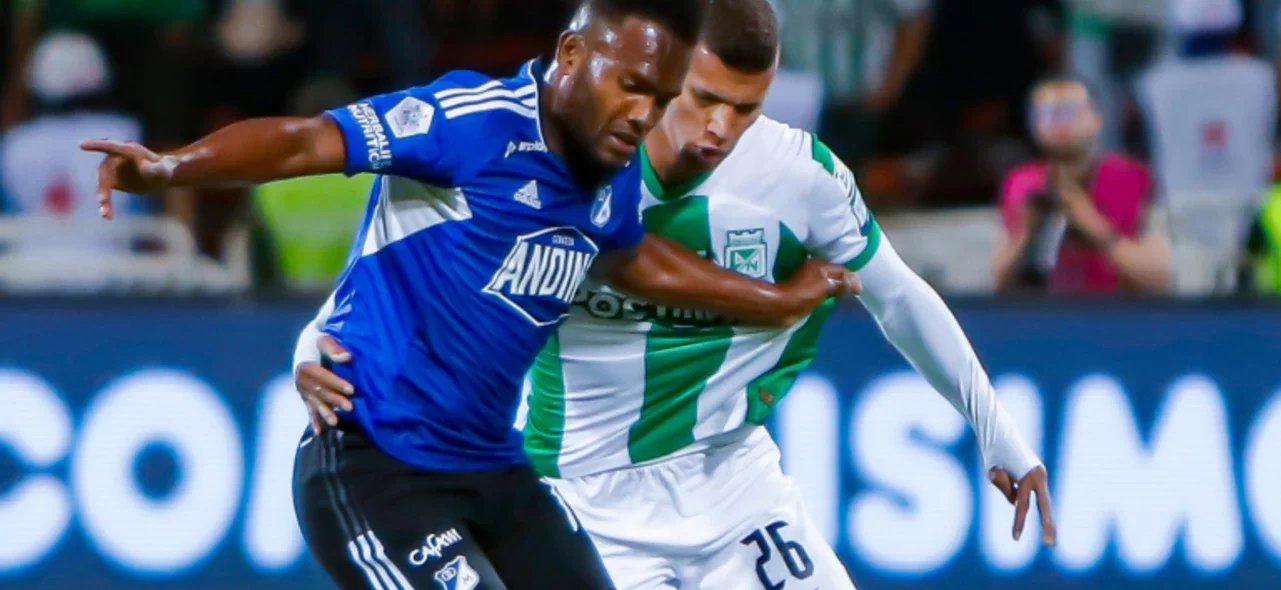 Elvis Perlaza lucha un balón con Nelson Deossa - VizzorImage / Andres Alvarez