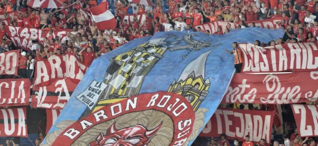 Ola de violencia de Cali por robo de trapos de hinchas de América de Cali. / Foto: Vizzorimage.