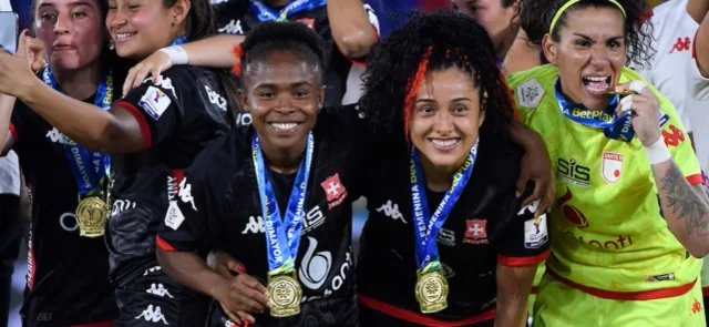 Santa Fe y la celebración de sus hinchas a la distancia. / Foto: Vizzorimage.