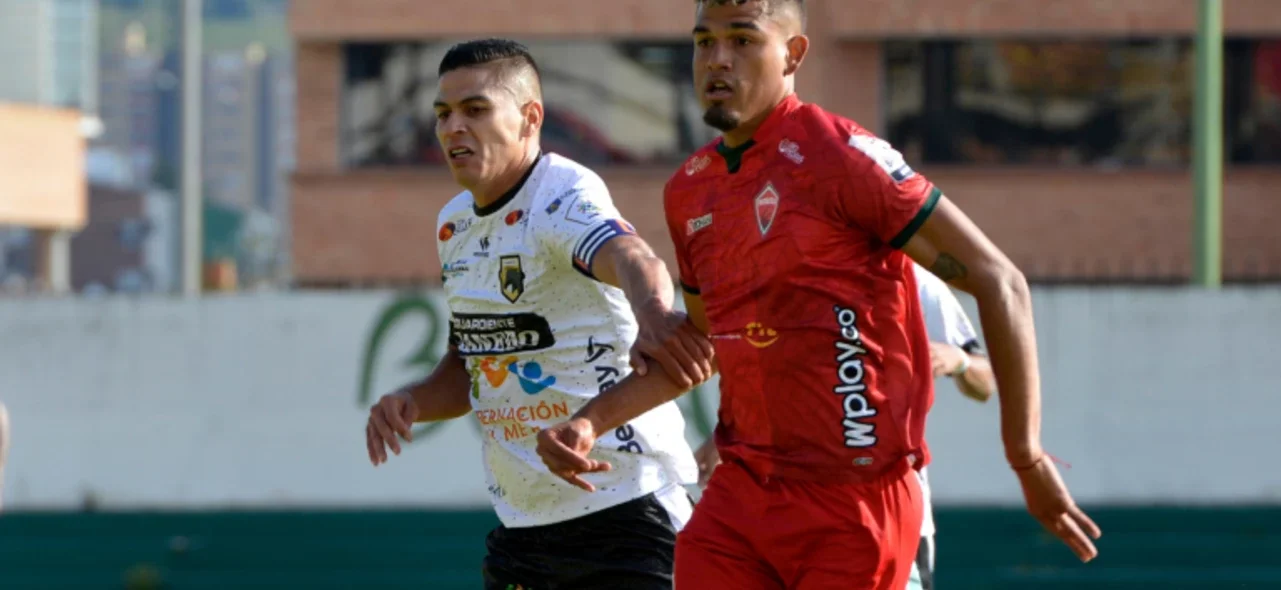 Jhonathan Muñoz (blanco) corre con José Andrade - VizzorImage / Macgiver Baron