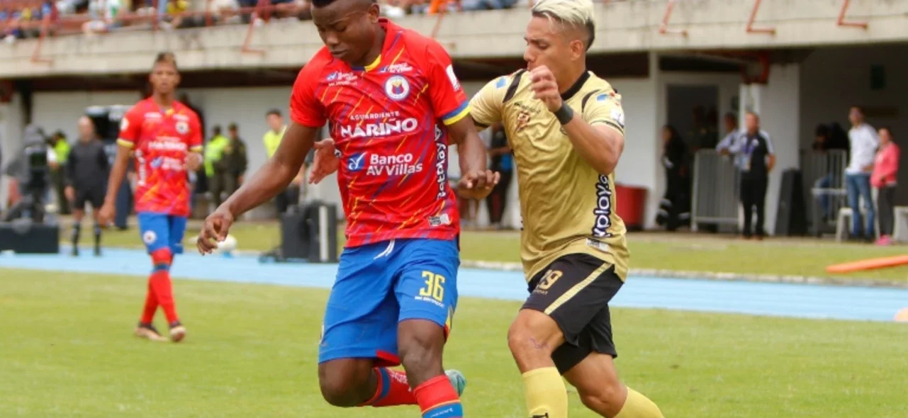 Pasto se juega sus últimas cartas ante Águilas Doradas - VizzorImage / Andrés Álvarez Johan Caicedo protege la pelota de Álex Castro - VizzorImage / Andrés Álvarez
