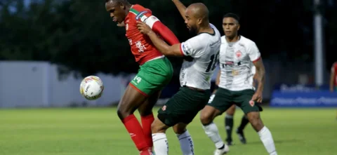 Johar Mejía (rojo) protege el balón de Luis Payares - VizzorImage / Samir Rojas