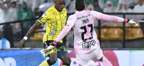Kevin Mier (rosado) achica el arco ante Luis Ángulo (amarillo) - VizzorImage / Luis Benavides