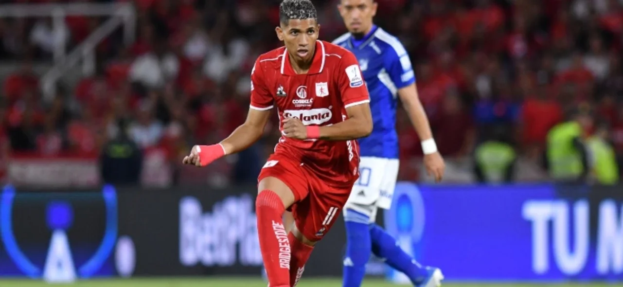 Luis Sánchez con el balón y detrás observa Fernando Uribe - VizzorImage / Nelson Rios