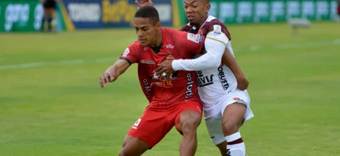 Marcílio Silva (rojo) y César Hinestroza disputan un balón - VizzorImage / Macgiver Baron