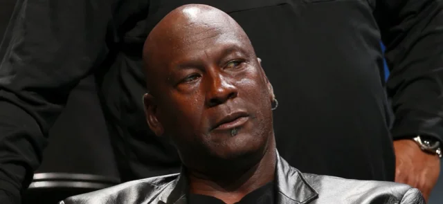 Michael Jordan presente en el juego de Hornets vs. Magic de 2023 - AFP